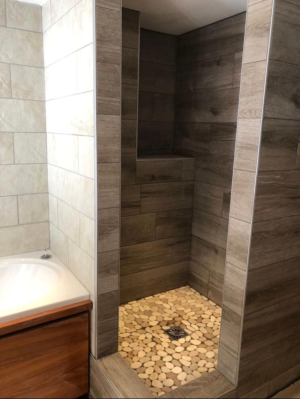 Douche italienne effet bois avec sol en galets