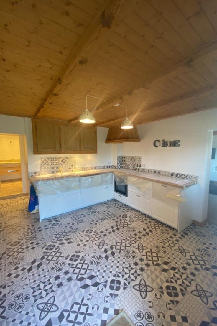 Cuisine avec sol en carreaux de ciment