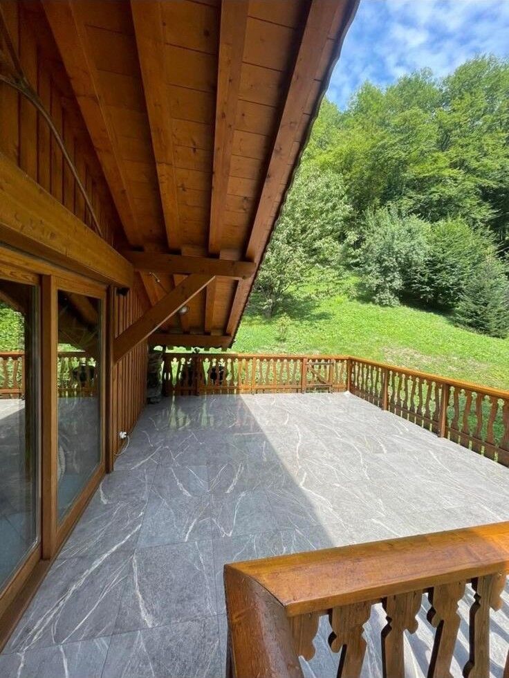 Terrasse de chalet carrelée effet pierre