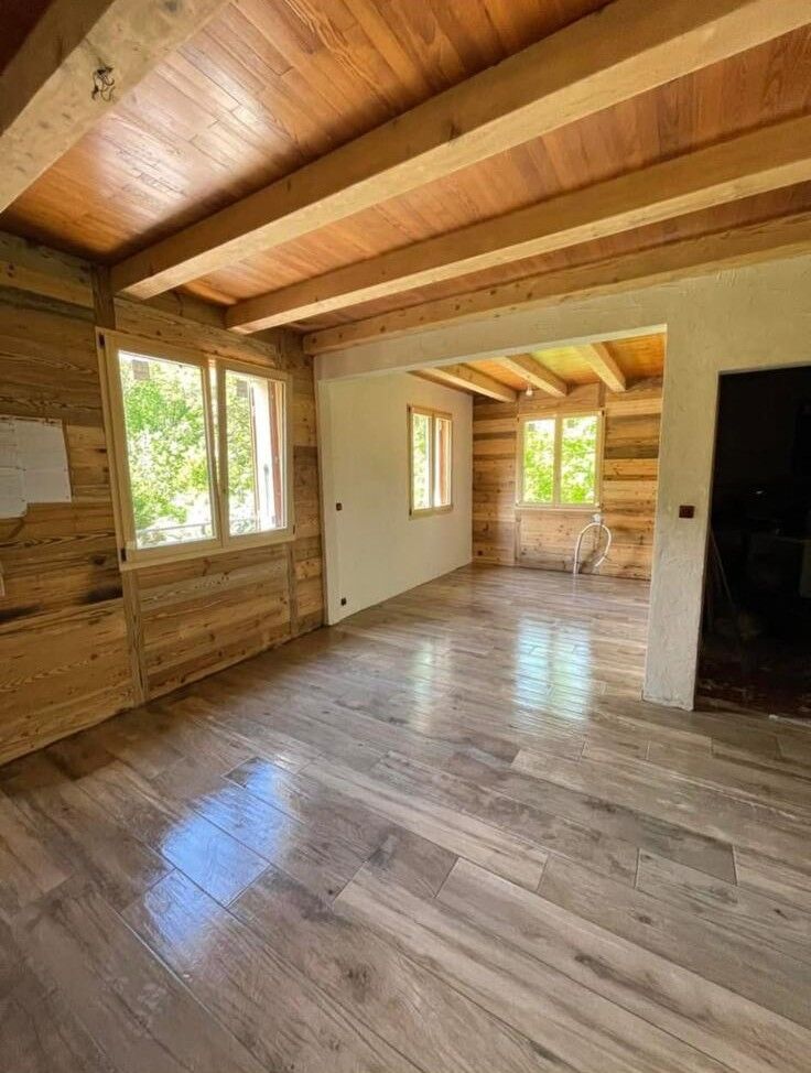 Séjour de chalet avec carrelage imitation parquet