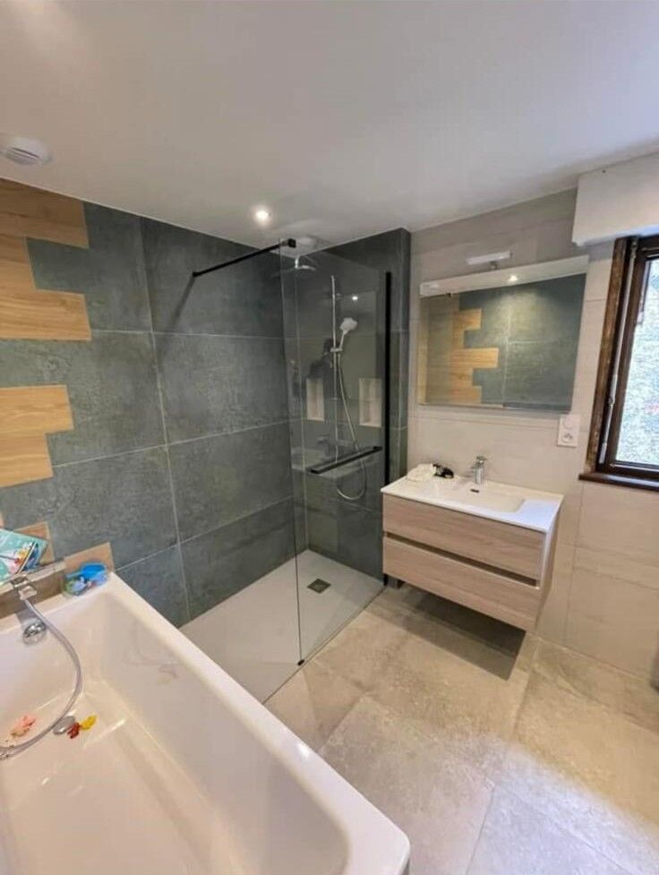 Salle de bain avec faïence verte et bois