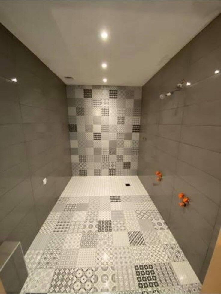 Douche italienne avec carreaux à motifs