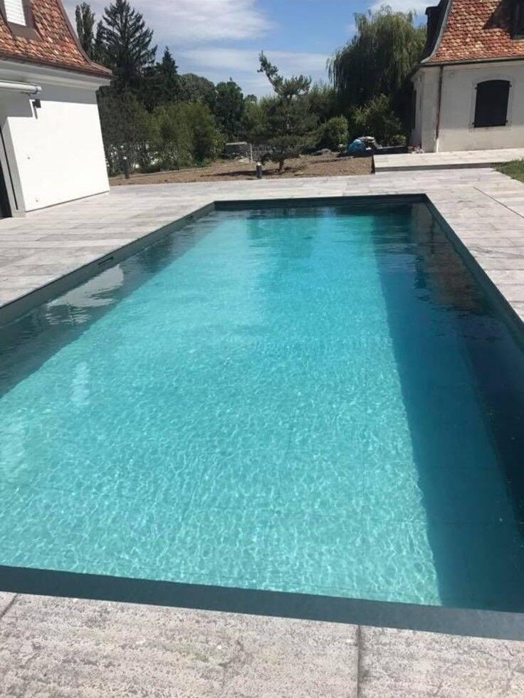 Piscine à débordement avec plage carrelée