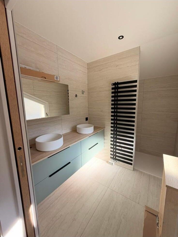 Salle de bain avec meuble suspendu et sèche-serviettes