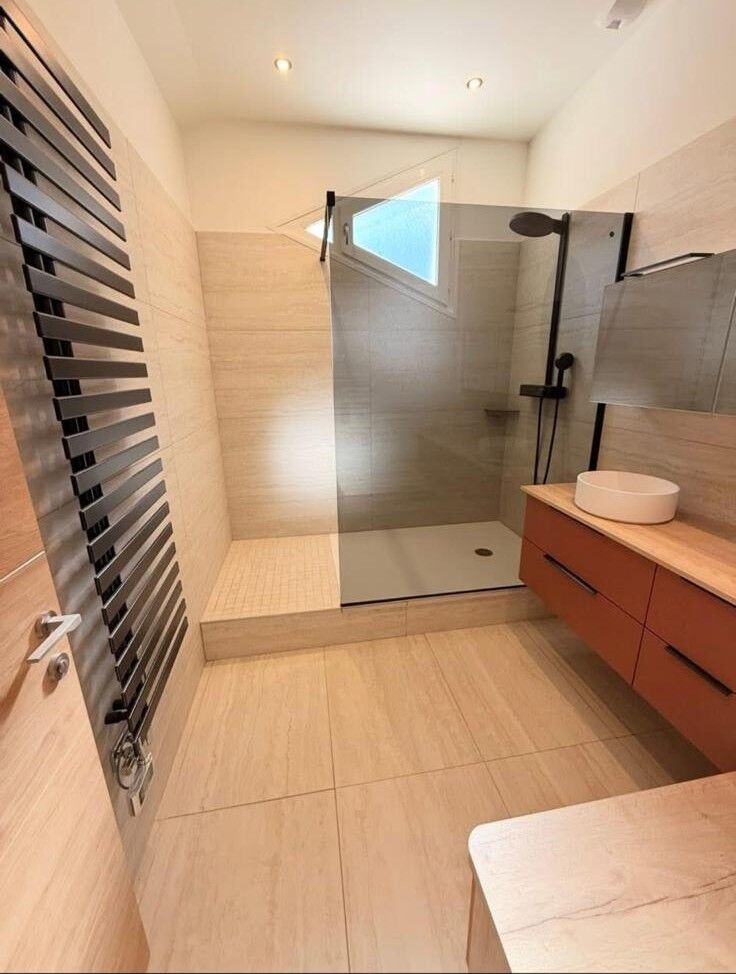 Salle de bain moderne avec douche à l'italienne