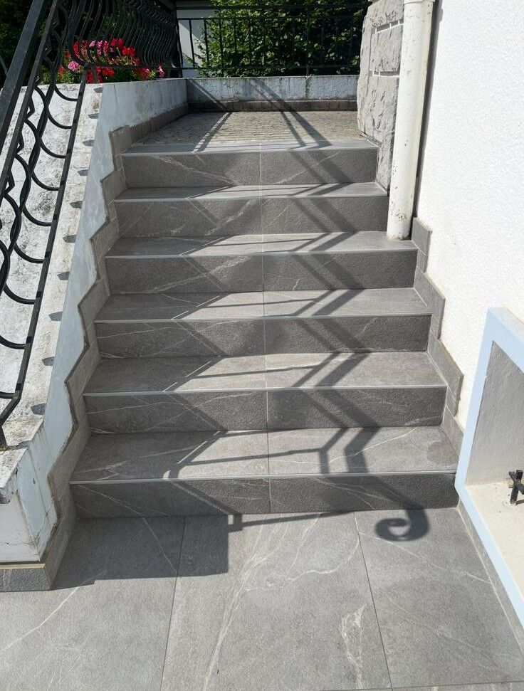 Escalier extérieur carrelé
