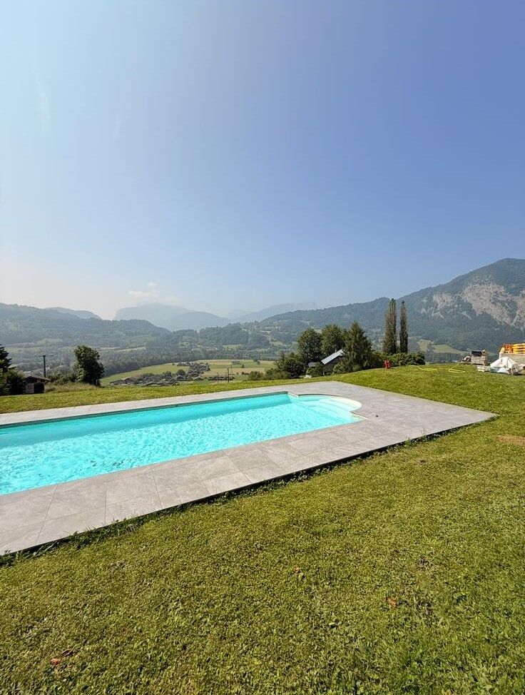 Plage de piscine face aux montagnes