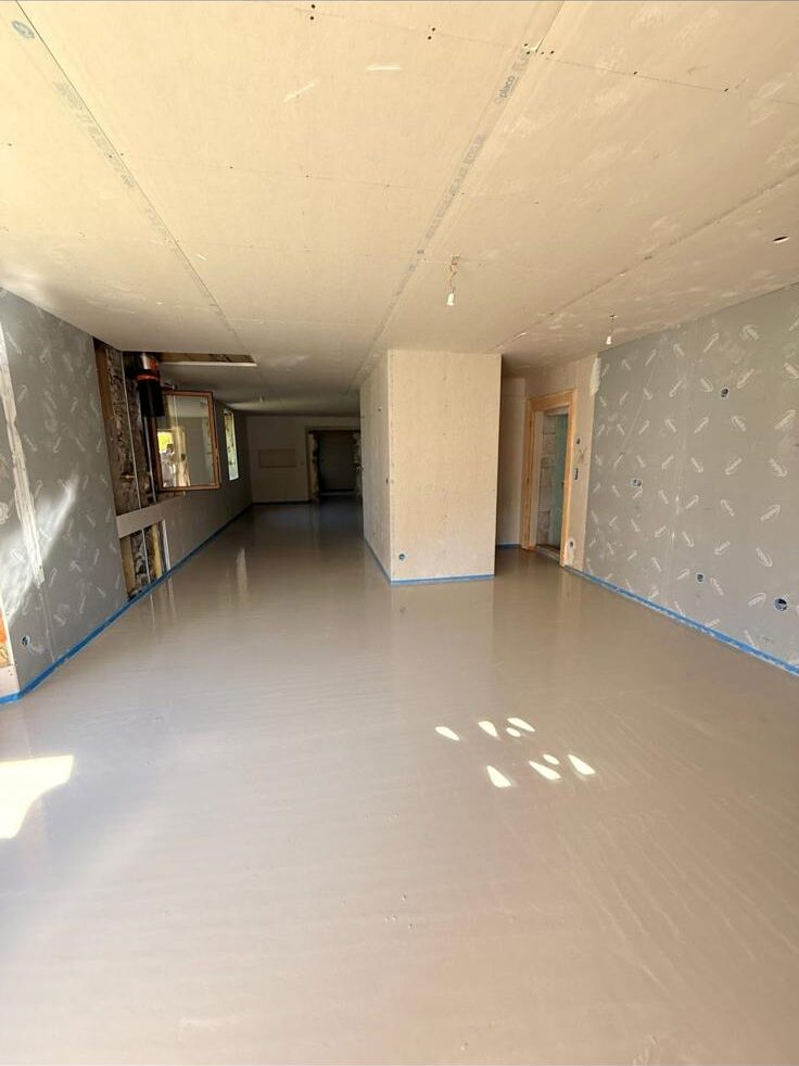 Chape liquide terminée sur un plateau d'appartement