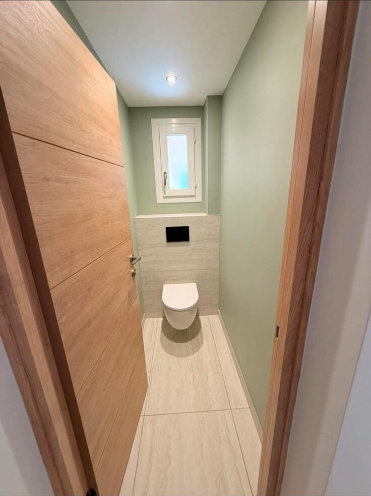 WC suspendu avec carrelage effet travertin