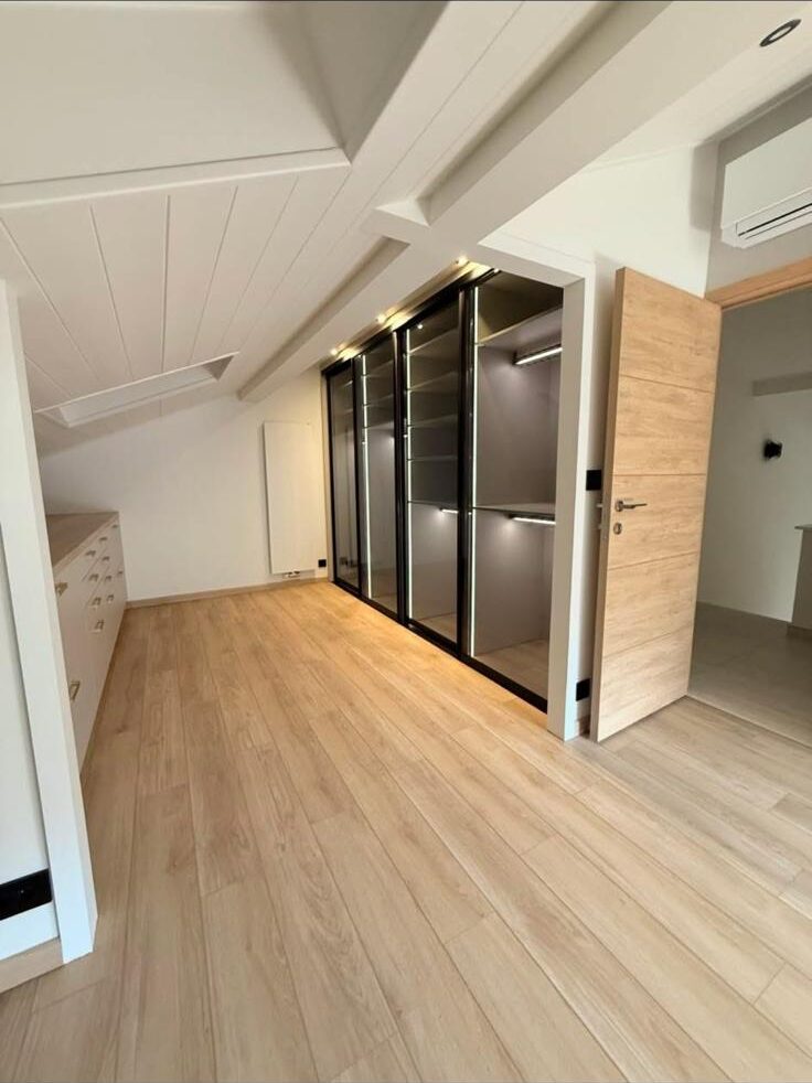 Chambre sous combles avec carrelage imitation parquet